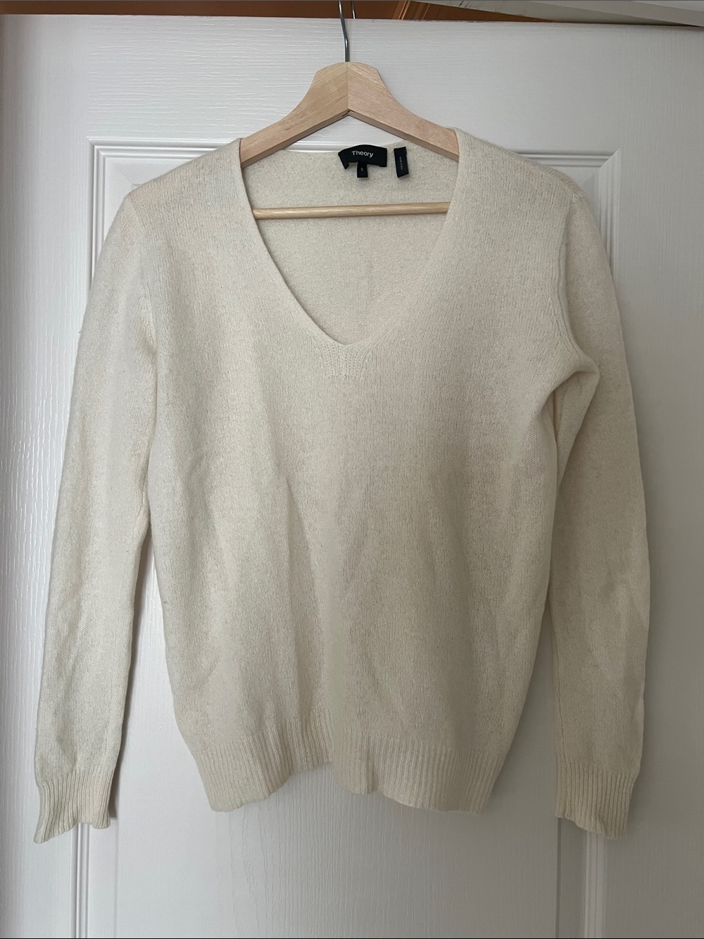 Theory cashmere off white V-Neck Knit Sweater